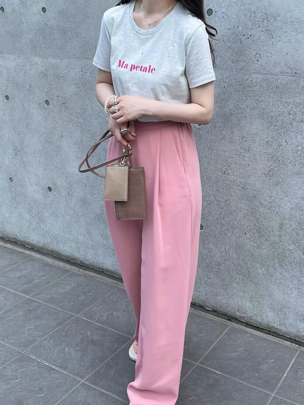 ブラウン系のトートバッグ、ピンク系のその他パンツ、ホワイト系のサンダルを着用したレディースの夏コーディネートの2枚目の写真