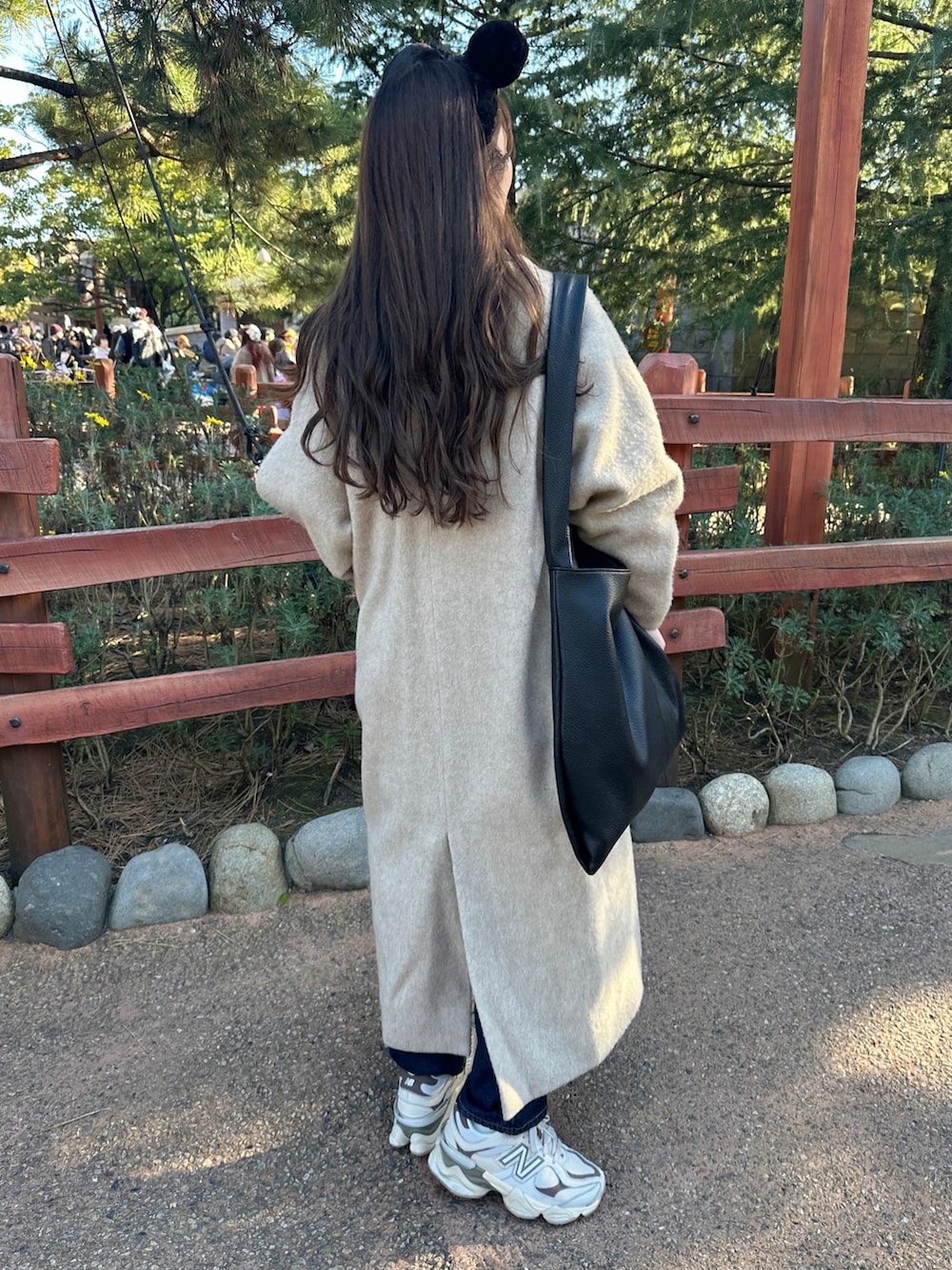 ホワイト系のその他アウター、ブラック系のトートバッグ、グレー系のスニーカーを着用したレディースの冬コーディネートの2枚目の写真