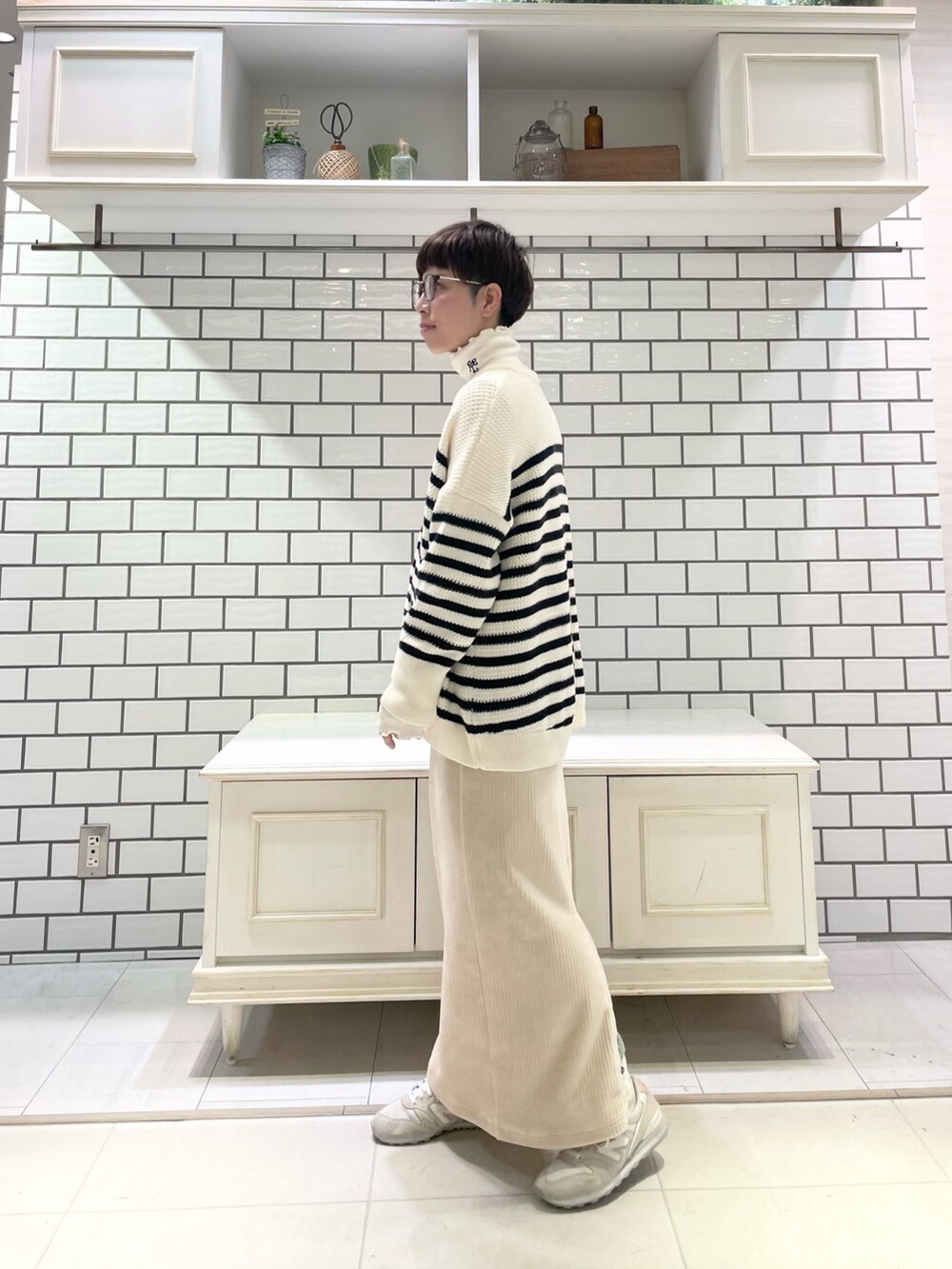 ホワイト系のTシャツ/カットソー、ホワイト系のカーディガン/ボレロ、ホワイト系のスカートを着用したレディースの冬コーディネートの5枚目の写真