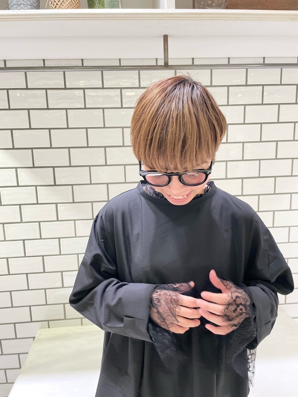 ブラック系のシャツ/ブラウス、ブラック系のシャツ/ブラウス、ブラック系のスラックスを着用したレディースの春コーディネートの9枚目の写真