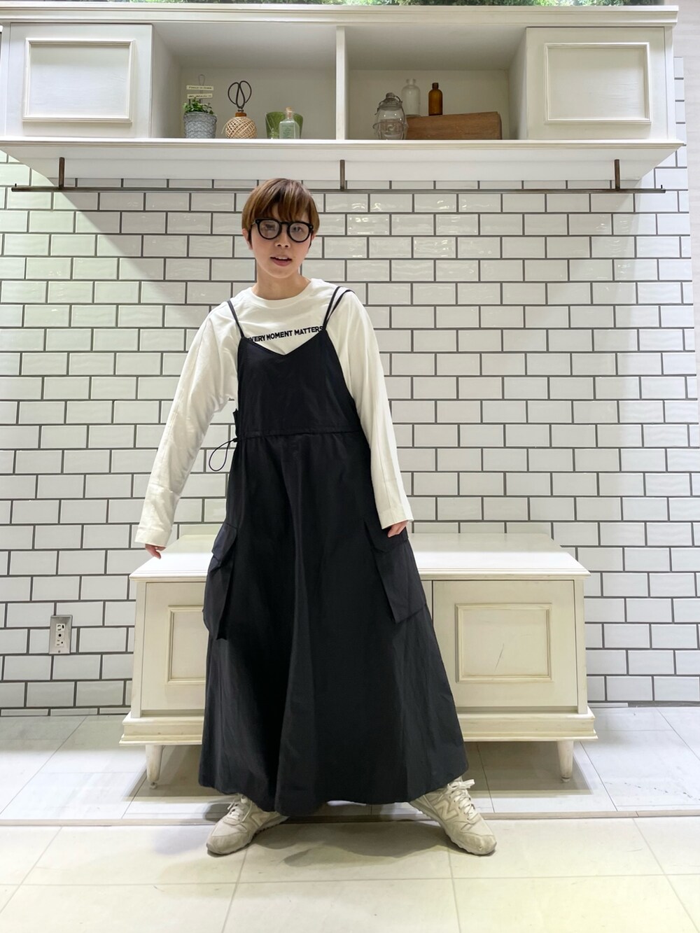 ホワイト系のTシャツ/カットソー、ブラック系のワンピース/ドレスを着用したレディースの春コーディネートの7枚目の写真