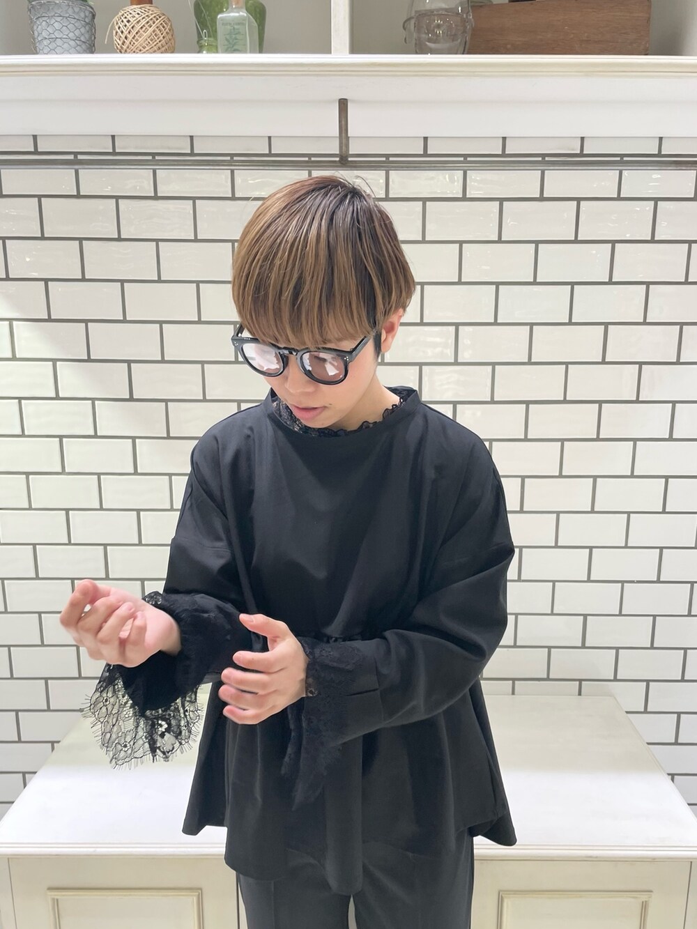 ブラック系のシャツ/ブラウス、ブラック系のシャツ/ブラウス、ブラック系のスラックスを着用したレディースの春コーディネートの5枚目の写真