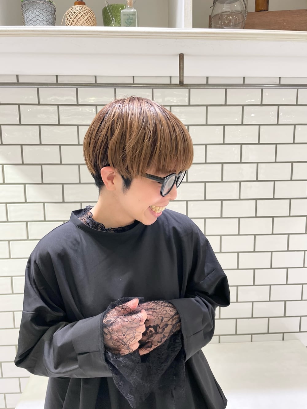 ブラック系のシャツ/ブラウス、ブラック系のシャツ/ブラウス、ブラック系のスラックスを着用したレディースの春コーディネートの7枚目の写真