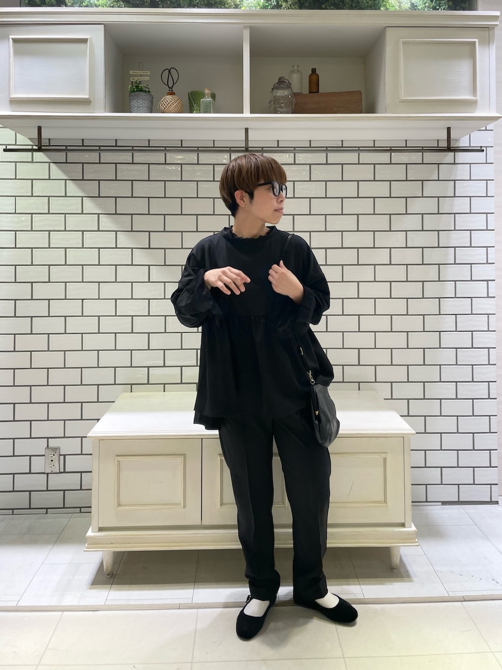 ブラック系のシャツ/ブラウス、ブラック系のシャツ/ブラウス、ブラック系のスラックスを着用したレディースの春コーディネートの4枚目の写真