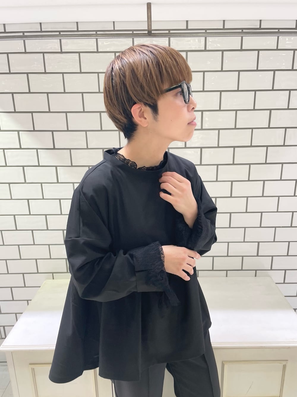 ブラック系のシャツ/ブラウス、ブラック系のシャツ/ブラウス、ブラック系のスラックスを着用したレディースの春コーディネートの6枚目の写真