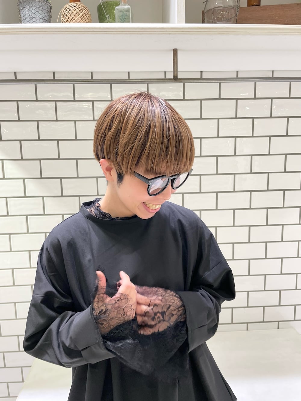 ブラック系のシャツ/ブラウス、ブラック系のシャツ/ブラウス、ブラック系のスラックスを着用したレディースの春コーディネートの8枚目の写真