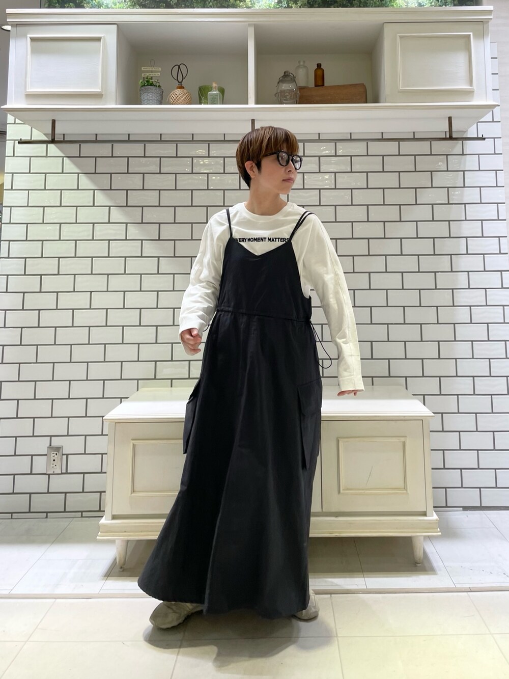 ホワイト系のTシャツ/カットソー、ブラック系のワンピース/ドレスを着用したレディースの春コーディネートの2枚目の写真