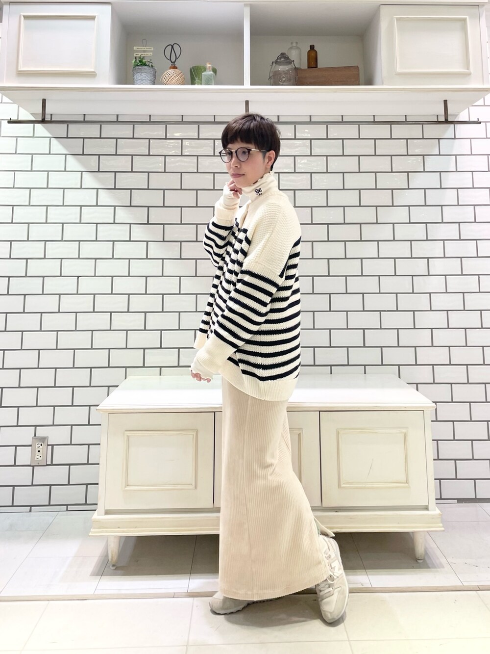 ホワイト系のTシャツ/カットソー、ホワイト系のカーディガン/ボレロ、ホワイト系のスカートを着用したレディースの冬コーディネートの4枚目の写真