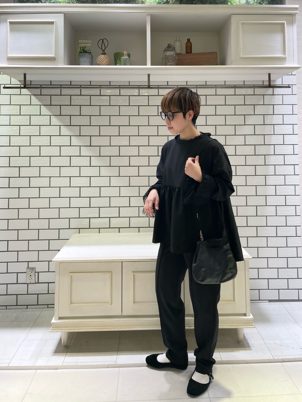 ブラック系のシャツ/ブラウス、ブラック系のシャツ/ブラウス、ブラック系のスラックスを着用したレディースの春コーディネートの3枚目の写真