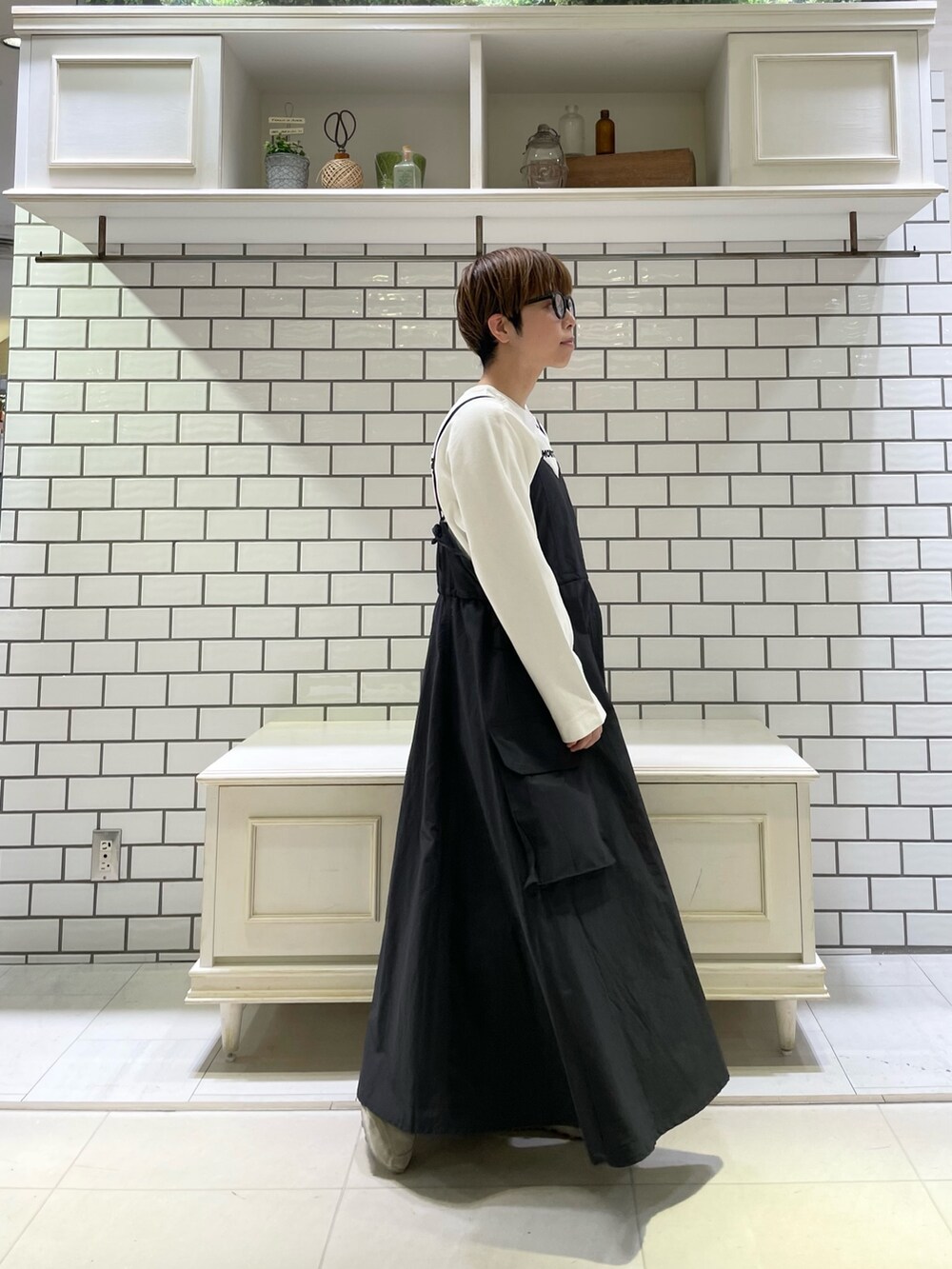 ホワイト系のTシャツ/カットソー、ブラック系のワンピース/ドレスを着用したレディースの春コーディネートの5枚目の写真