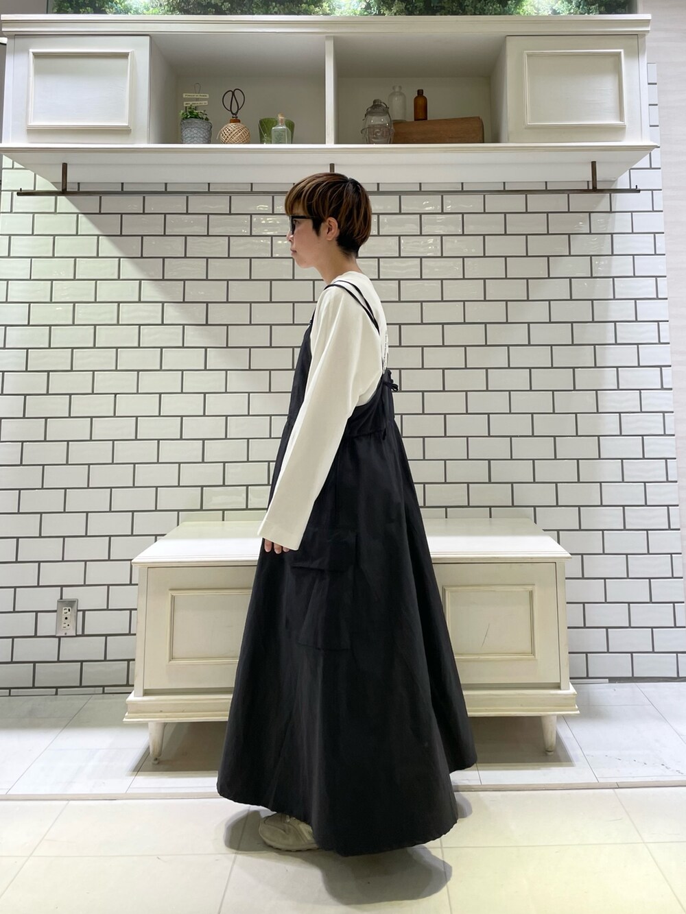 ホワイト系のTシャツ/カットソー、ブラック系のワンピース/ドレスを着用したレディースの春コーディネートの6枚目の写真