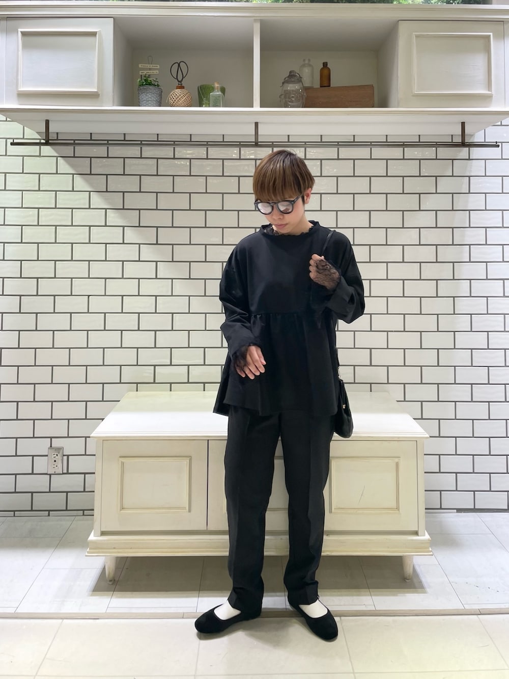 ブラック系のシャツ/ブラウス、ブラック系のシャツ/ブラウス、ブラック系のスラックスを着用したレディースの春コーディネートの2枚目の写真