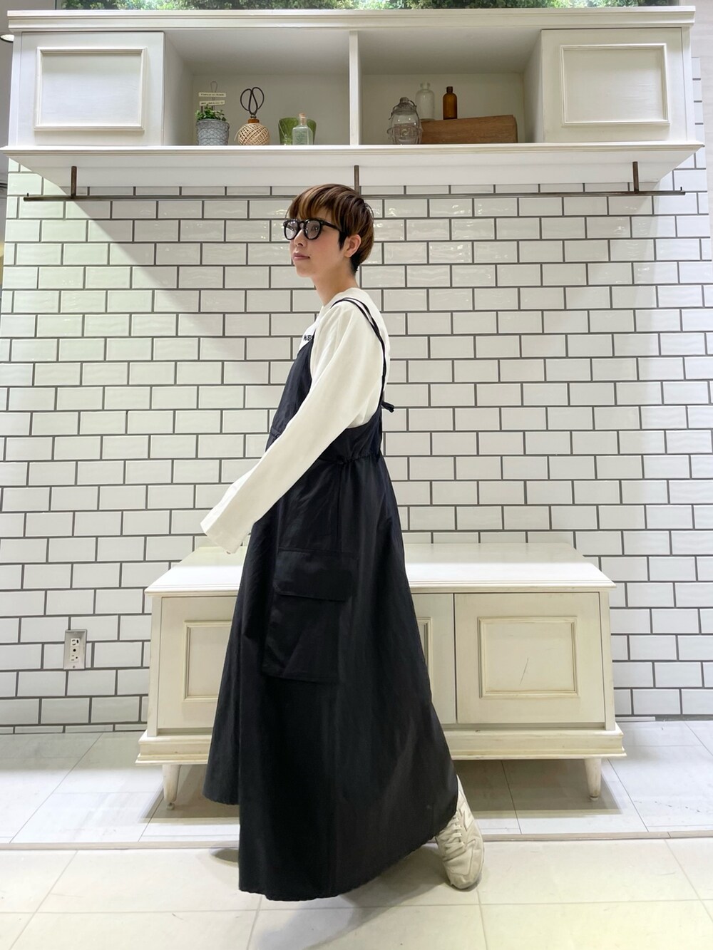 ホワイト系のTシャツ/カットソー、ブラック系のワンピース/ドレスを着用したレディースの春コーディネートの3枚目の写真