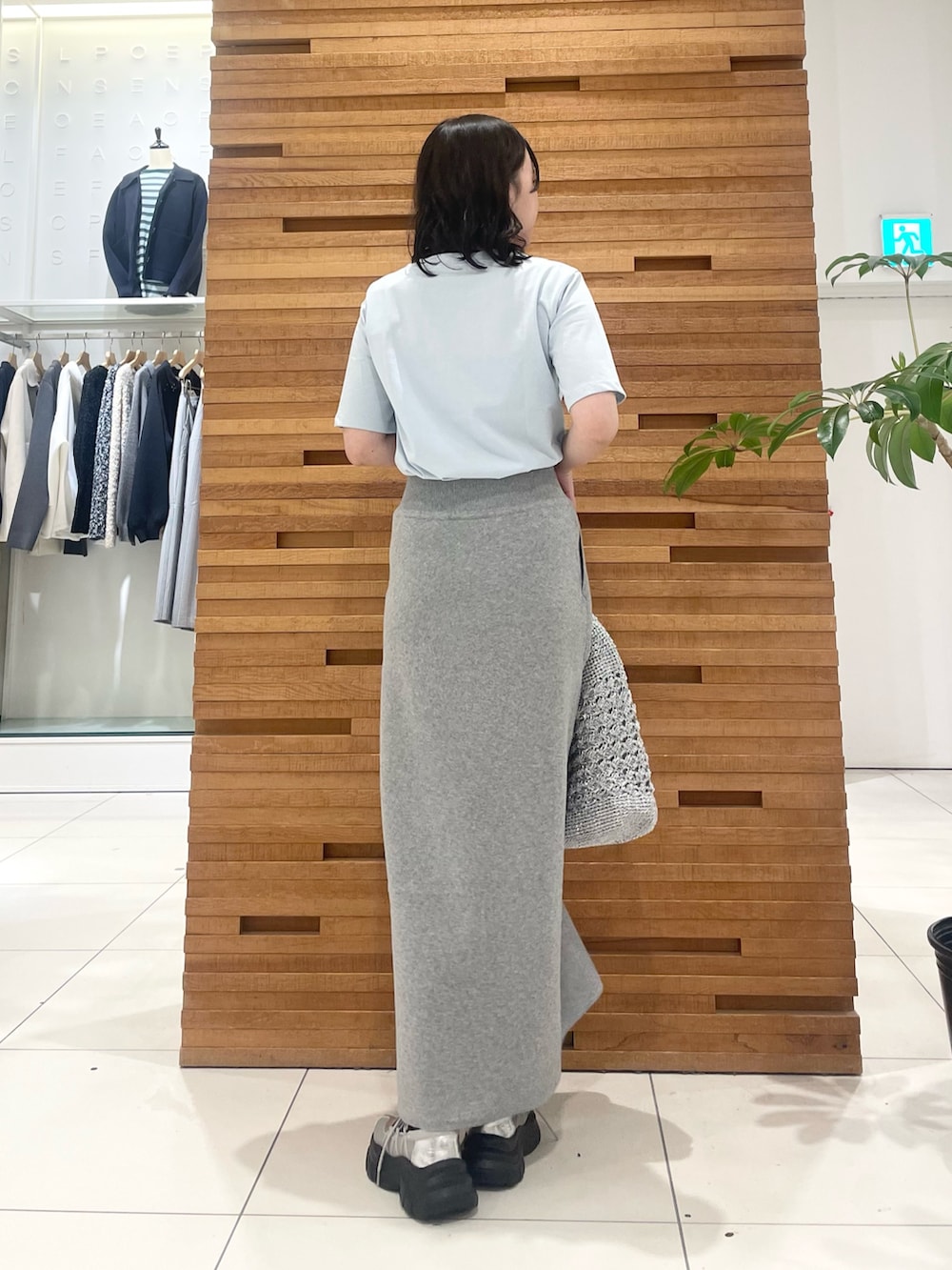 その他のTシャツ/カットソー、シルバー系のかごバッグ、グレー系のスカートを着用したレディースの春コーディネートの3枚目の写真