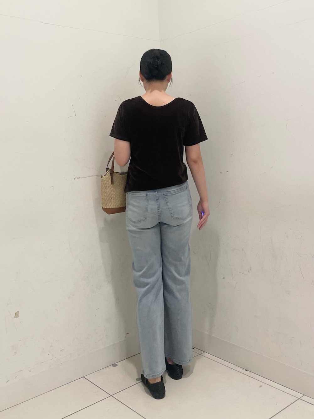 ブラック系のその他シューズ、ブラウン系のTシャツ/カットソー、イエロー系のショルダーバッグを着用したレディースの夏コーディネートの2枚目の写真