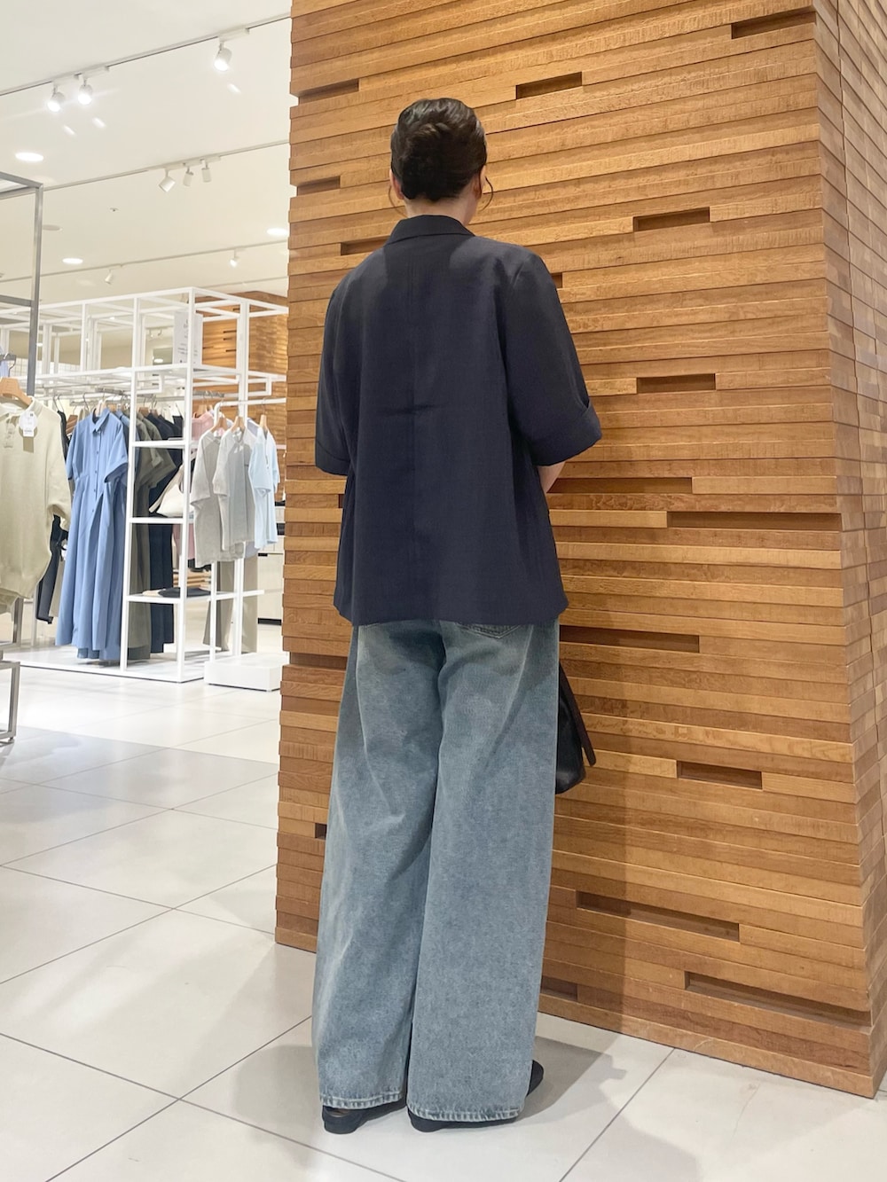 ブルー系のその他アウター、ブラック系のハンドバッグ、その他のTシャツ/カットソーを着用したレディースの春コーディネートの3枚目の写真