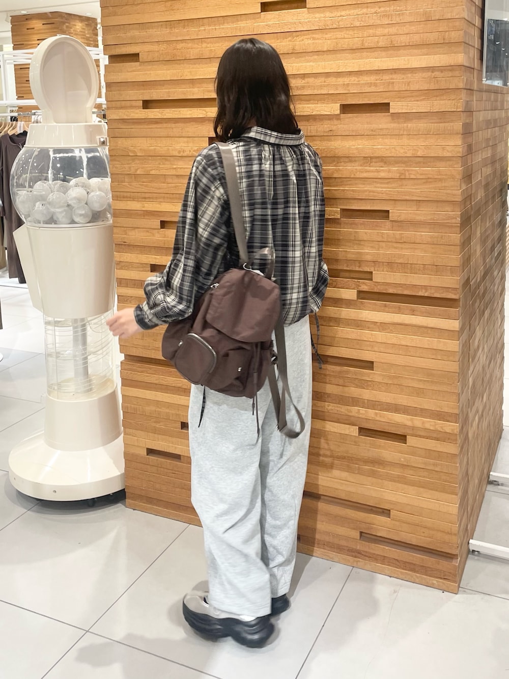 ブラウン系のバックパック/リュック、グレー系のその他パンツ、ブラック系のシャツ/ブラウスを着用したレディースの秋コーディネートの3枚目の写真