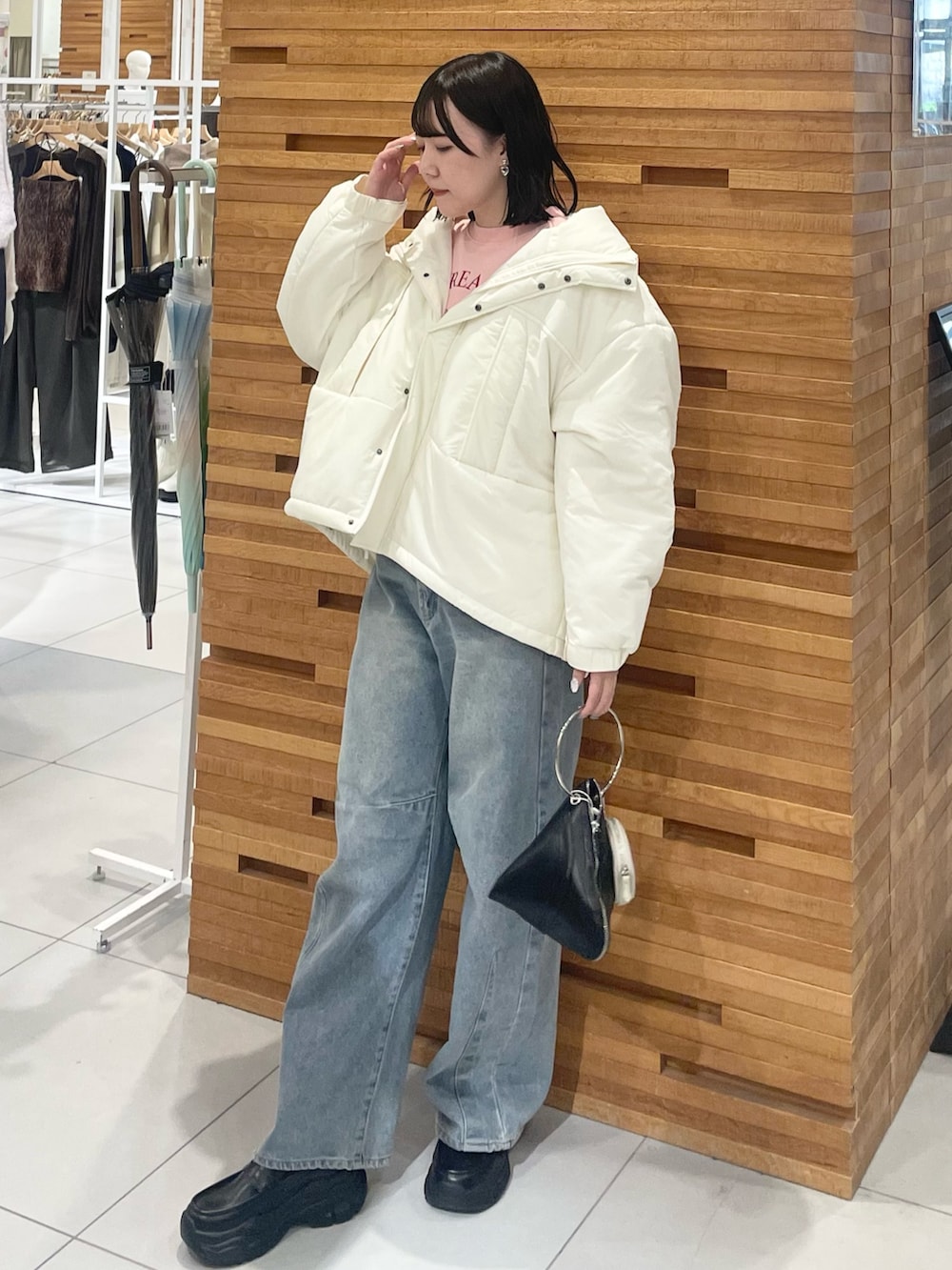 ブラック系のローファー、シルバー系のハンドバッグ、ピンク系のスウェットを着用したレディースの秋コーディネートの4枚目の写真