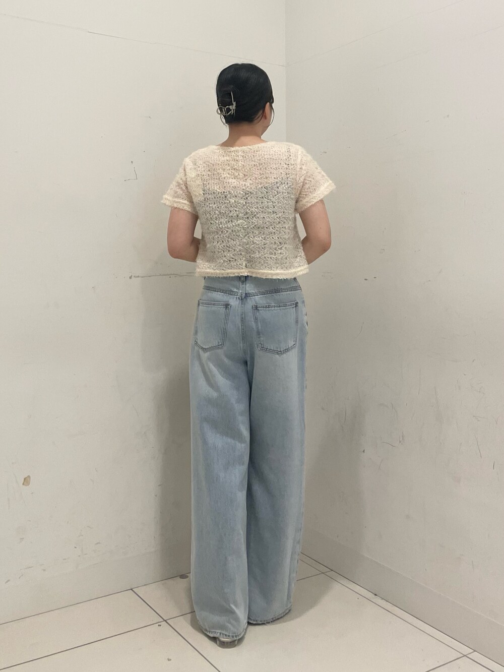 ブルー系のデニムパンツ、その他のサンダル、ベージュ系のショルダーバッグを着用したレディースの夏コーディネートの3枚目の写真