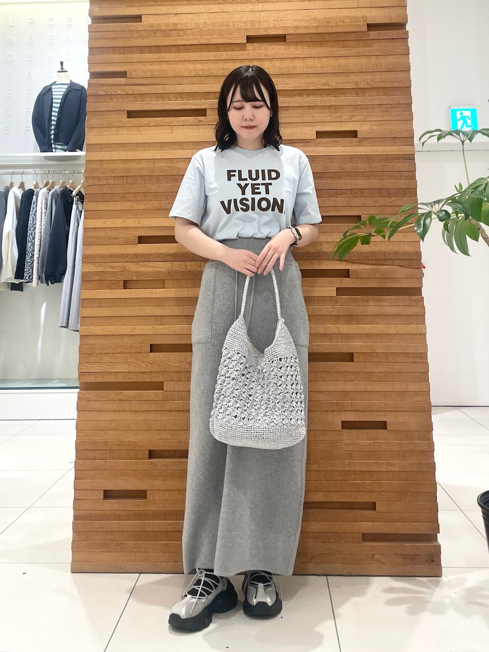 その他のTシャツ/カットソー、シルバー系のかごバッグ、グレー系のスカートを着用したレディースの春コーディネートの2枚目の写真