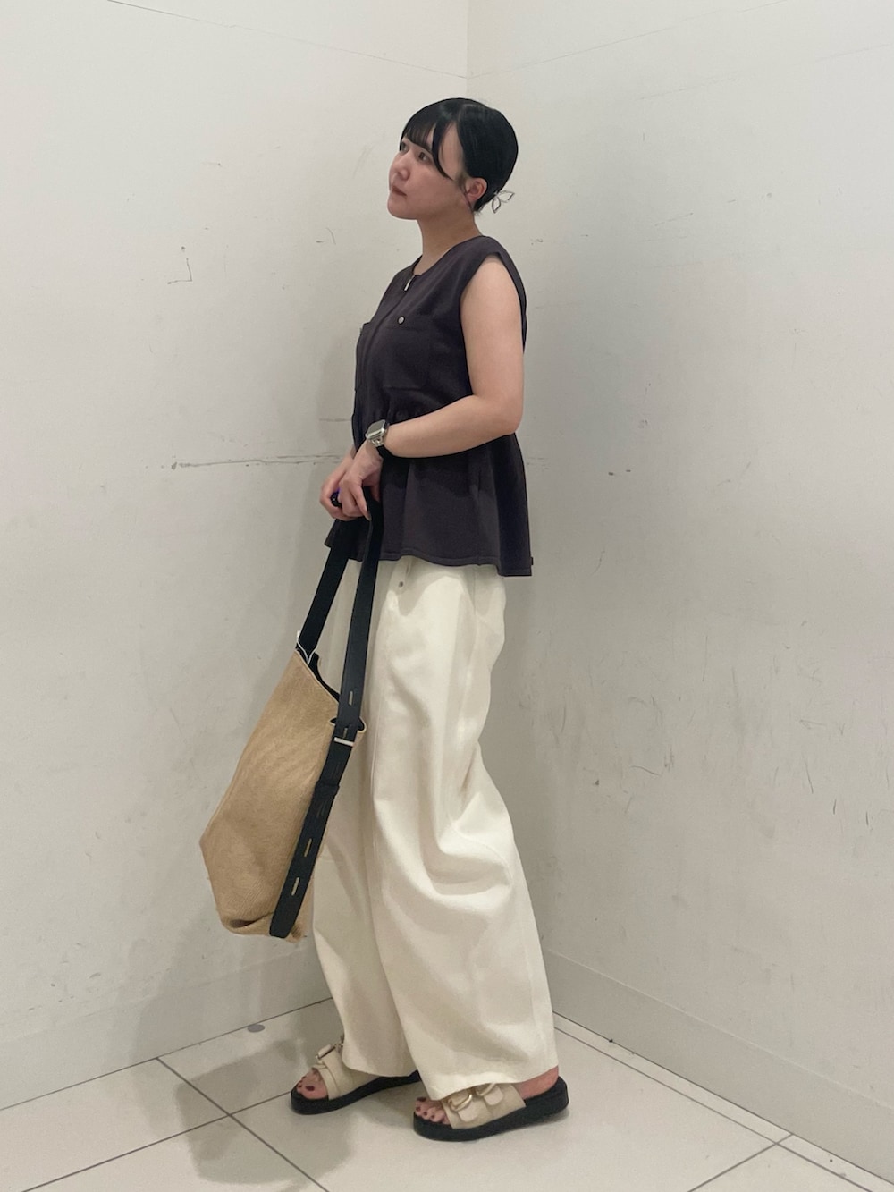 ホワイト系のその他パンツ、ホワイト系のサンダル、ベージュ系のショルダーバッグを着用したレディースの夏コーディネートの2枚目の写真