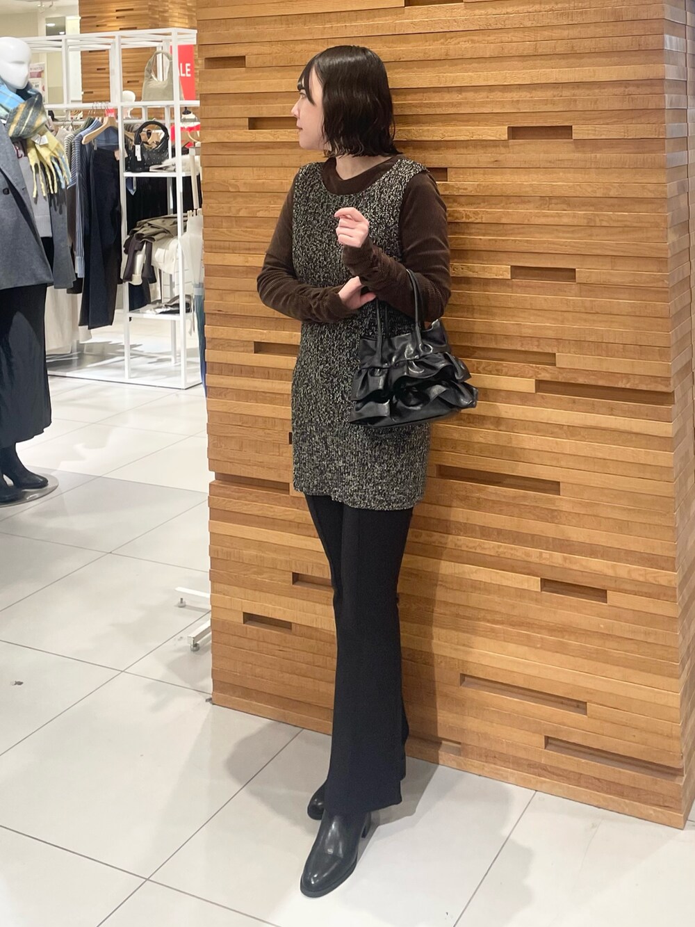 ブラック系のその他パンツ、ブラック系のブーツ、ブラック系のベストを着用したレディースの冬コーディネートの2枚目の写真