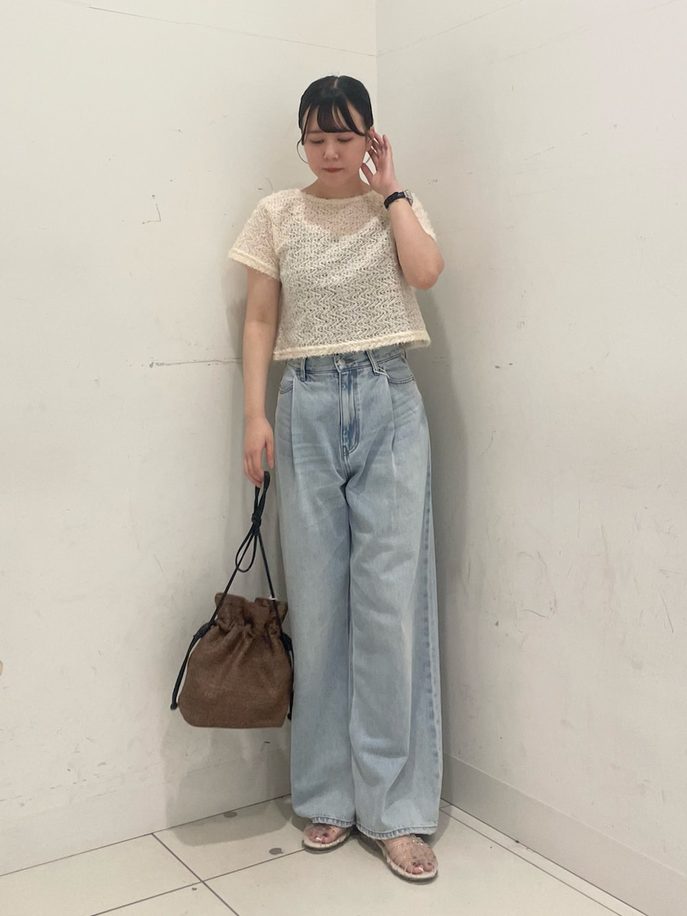 ブルー系のデニムパンツ、その他のサンダル、ベージュ系のショルダーバッグを着用したレディースの夏コーディネートの2枚目の写真