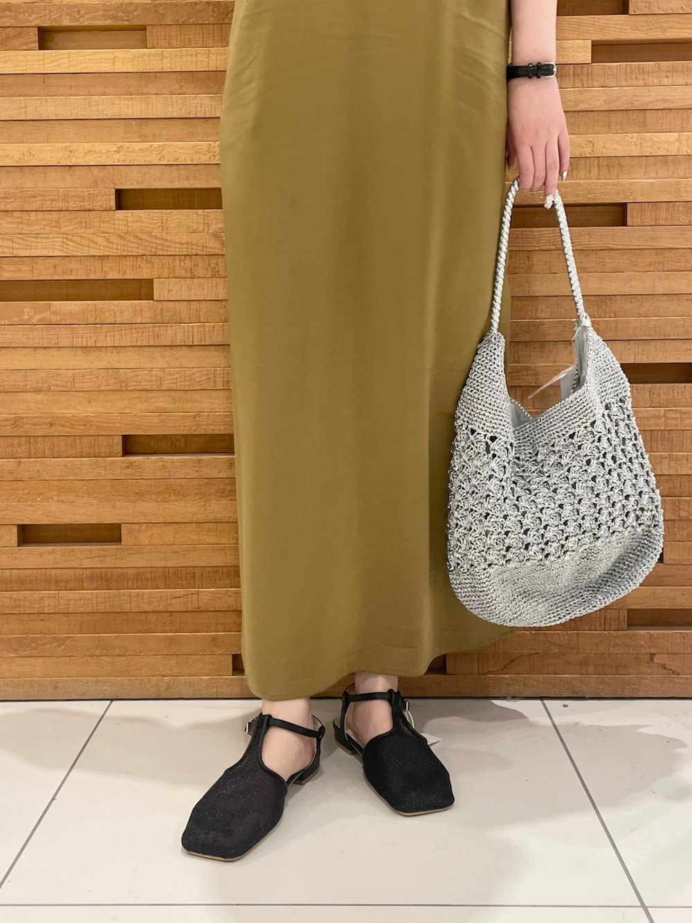 ベージュ系のワンピース、ブラック系のTシャツ/カットソー、シルバー系のショルダーバッグを着用したレディースの夏コーディネートの3枚目の写真