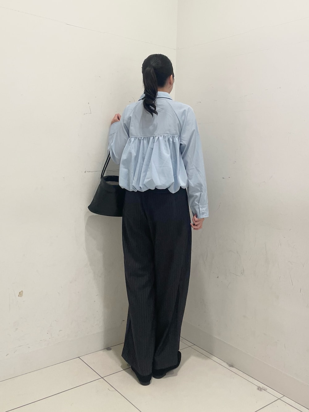 ブルー系のシャツ/ブラウス、ブラック系のその他シューズ、グレー系のその他パンツを着用したレディースの秋コーディネートの2枚目の写真