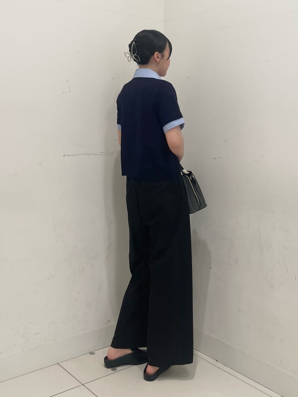 ブルー系のカーディガン/ボレロ、ブラック系のローファー、ブラック系のハンドバッグを着用したレディースの夏コーディネートの3枚目の写真