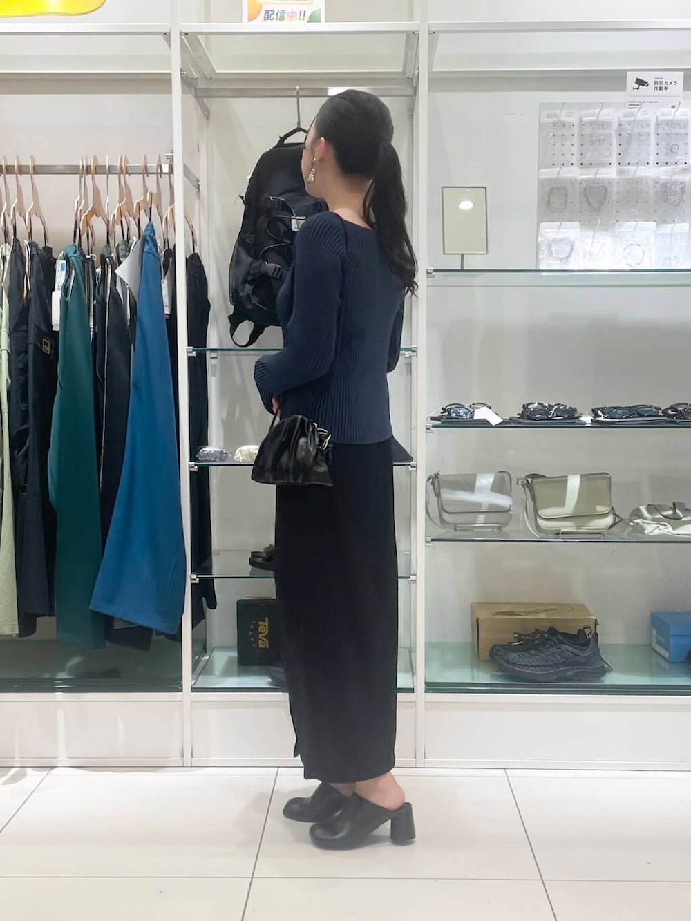 ブラック系のショルダーバッグ、ブラック系のサンダル、ブラック系のスカートを着用したレディースの夏コーディネートの2枚目の写真