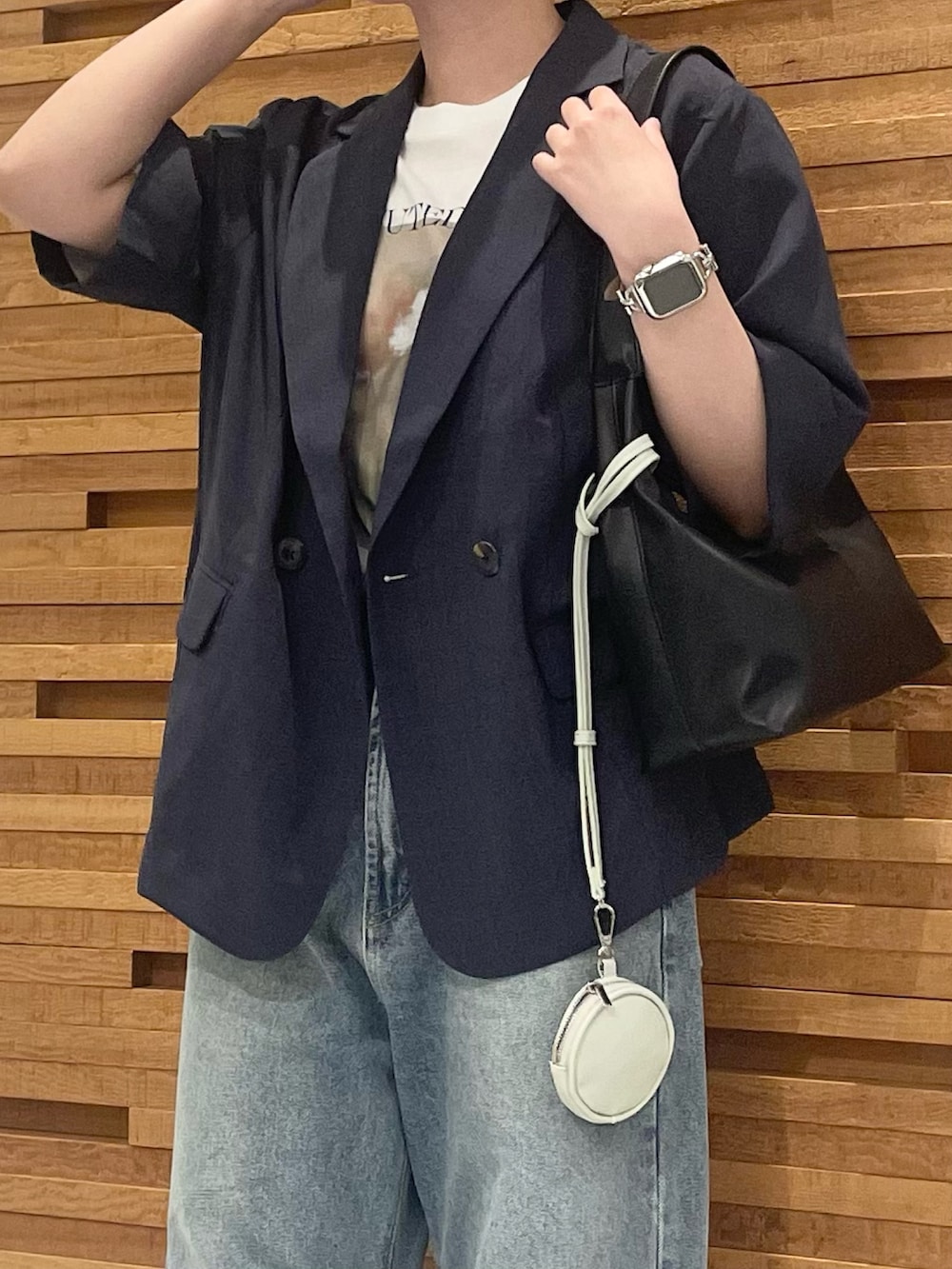 ブルー系のその他アウター、ブラック系のハンドバッグ、その他のTシャツ/カットソーを着用したレディースの春コーディネートの4枚目の写真