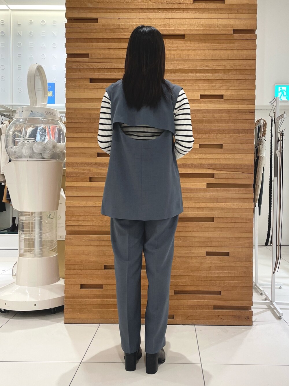 ブルー系のその他パンツ、ホワイト系のニット/セーター、ブラック系のブーツを着用したレディースの春コーディネートの4枚目の写真