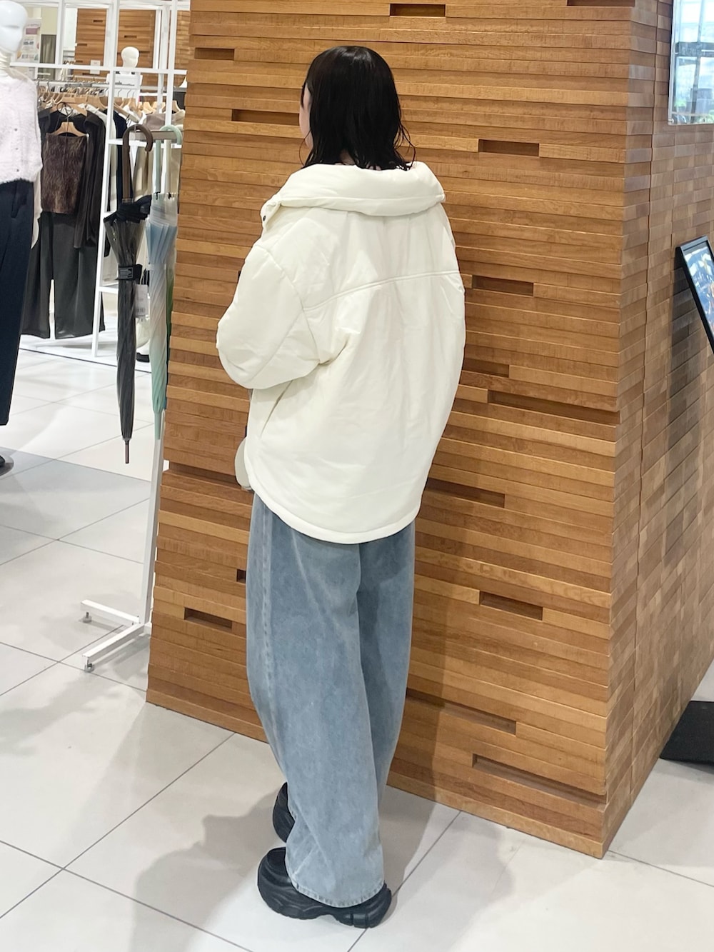 ブラック系のローファー、シルバー系のハンドバッグ、ピンク系のスウェットを着用したレディースの秋コーディネートの5枚目の写真