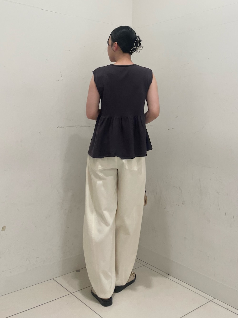 ホワイト系のその他パンツ、ホワイト系のサンダル、ベージュ系のショルダーバッグを着用したレディースの夏コーディネートの3枚目の写真