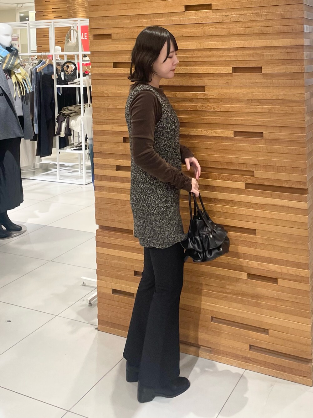 ブラック系のその他パンツ、ブラック系のブーツ、ブラック系のベストを着用したレディースの冬コーディネートの3枚目の写真