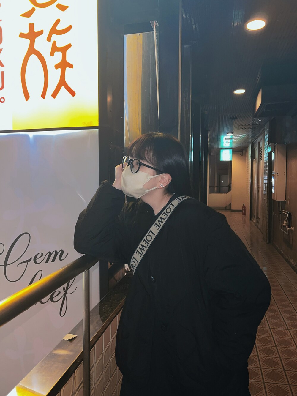 ブラック系のジャケット/アウター、ブラック系のシューズ、ブラック系のバッグを着用したレディースの春コーディネートの3枚目の写真