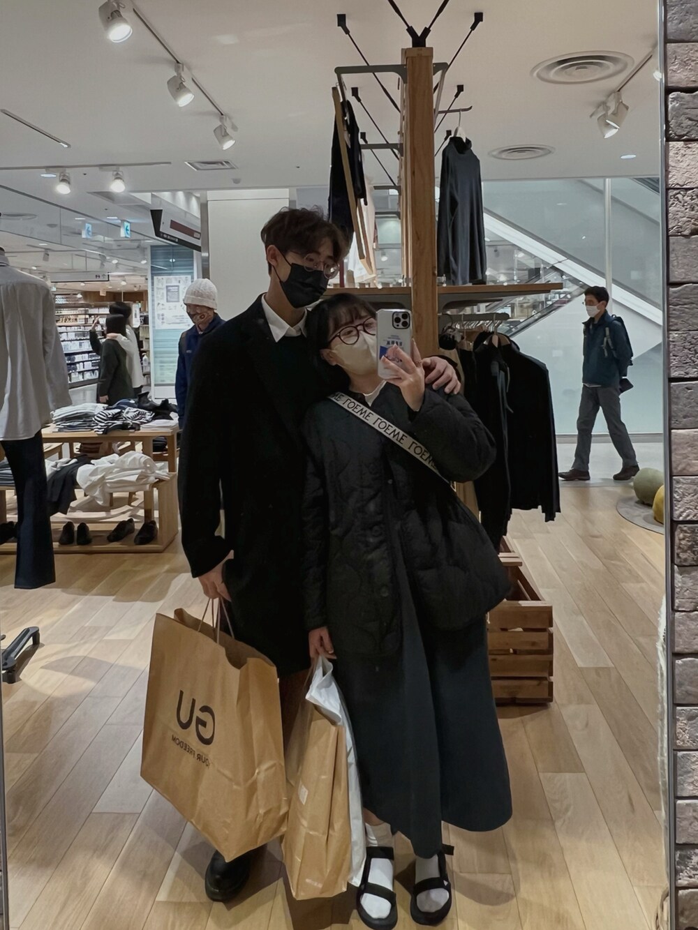 ブラック系のジャケット/アウター、ブラック系のシューズ、ブラック系のバッグを着用したレディースの春コーディネートの2枚目の写真