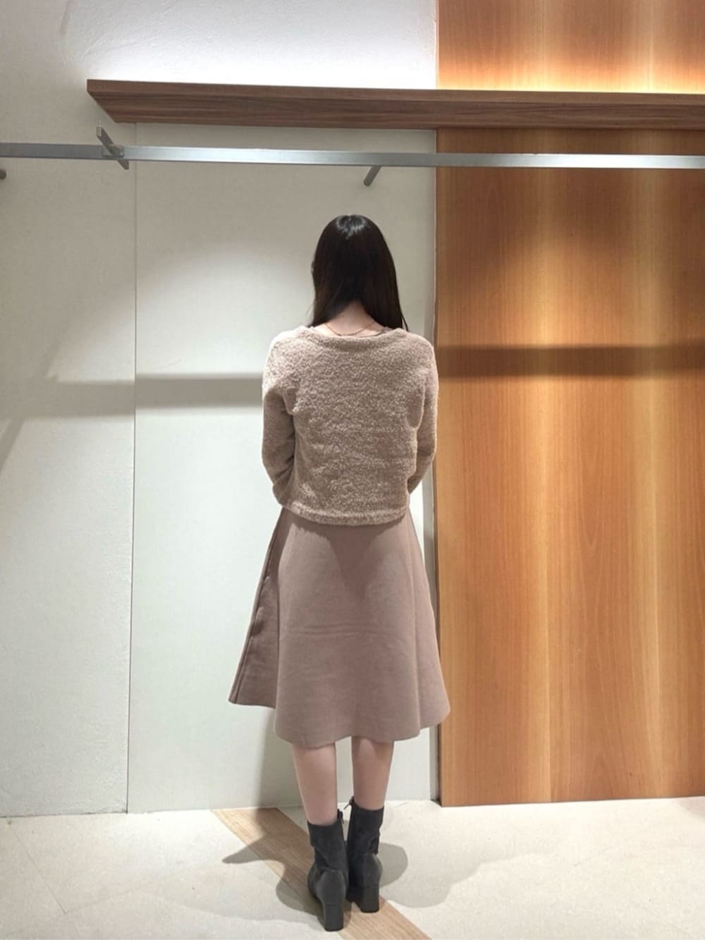 ベージュ系のニット/セーター、ベージュ系のワンピース、ブラック系のショルダーバッグを着用したレディースの秋コーディネートの3枚目の写真