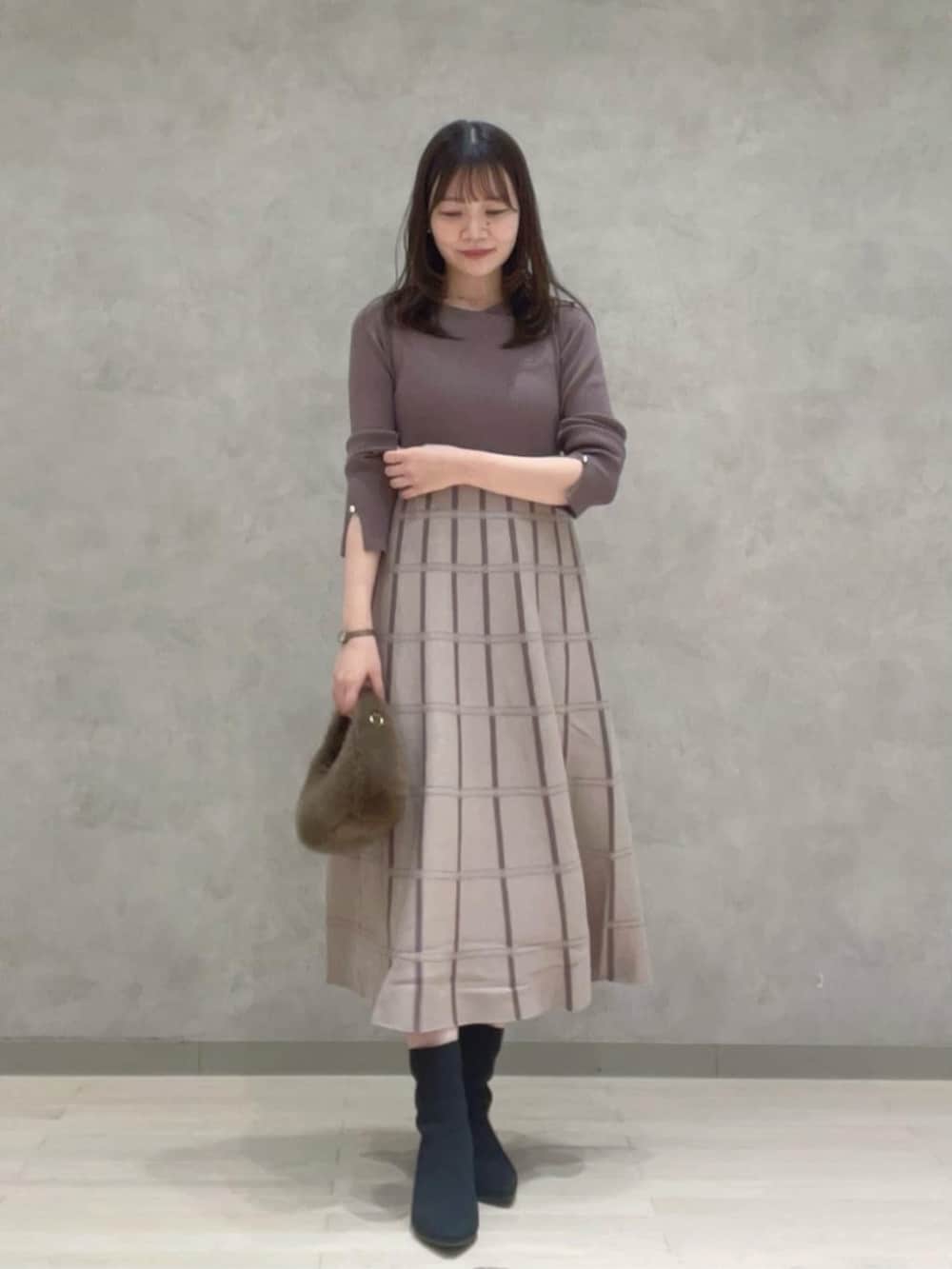 ブラウン系のハンドバッグ、ブラウン系のワンピースを着用したレディースの秋コーディネートの2枚目の写真