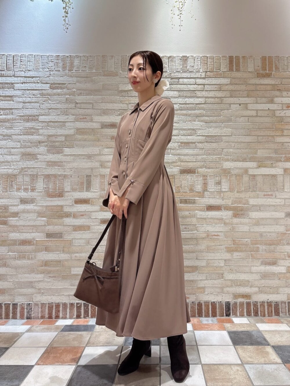 ブラウン系のワンピース、ブラウン系のショルダーバッグを着用したレディースの秋コーディネートの2枚目の写真