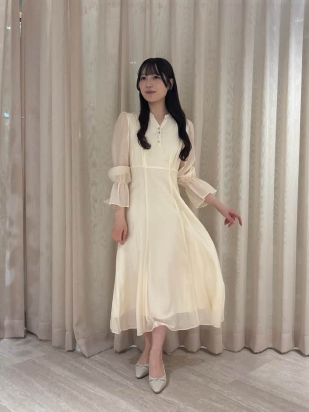 ホワイト系のワンピースを着用したレディースの春コーディネートの2枚目の写真