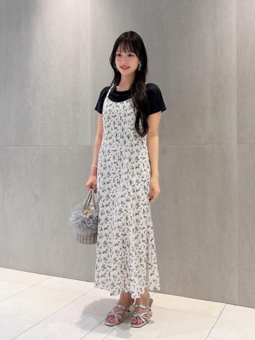 シルバー系のパンプス、グレー系のショルダーバッグ、ブラック系のTシャツ/カットソーを着用したレディースの夏コーディネートの2枚目の写真