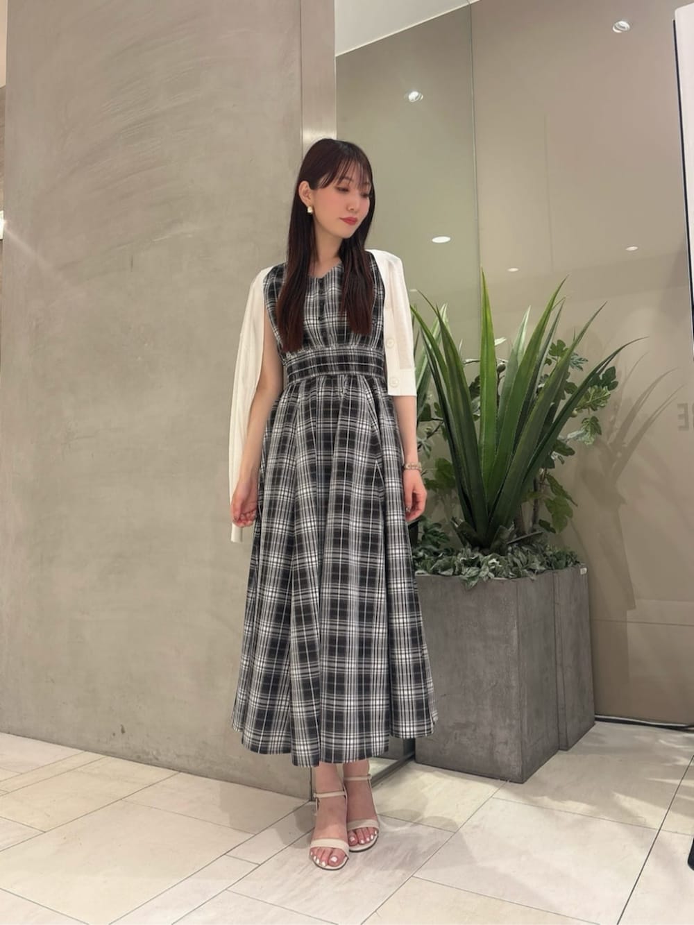 「モノトーン、モノトーンコーデ、夏コーデ、夏、カジュアル、カジュアルコーデ、カーディガン、ワンピース、シンプルコーデ、シンプル、オトナカジュアル、オトナ女子、オトナカワイイ、きれいめカジュアル、キレイめ」｜「PROPORTION BODY DRESSINGのウエストシャーリングＶネックワンピース / 1215140508（ワンピース、ブラック系）」を使った、PROPORTION STAFFさん（レディース・162cm）の春コーディネートの2枚目の写真