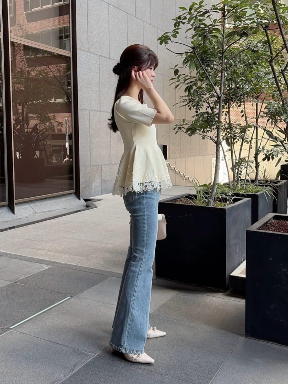 ベージュ系のパンプス、グレー系のショルダーバッグ、ホワイト系のニット/セーターを着用したレディースの夏コーディネートの3枚目の写真