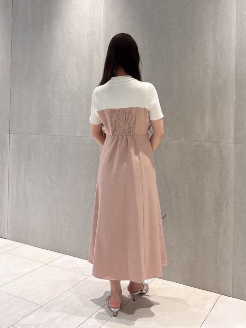 グレー系のショルダーバッグ、シルバー系のパンプス、ピンク系のワンピースを着用したレディースの夏コーディネートの3枚目の写真