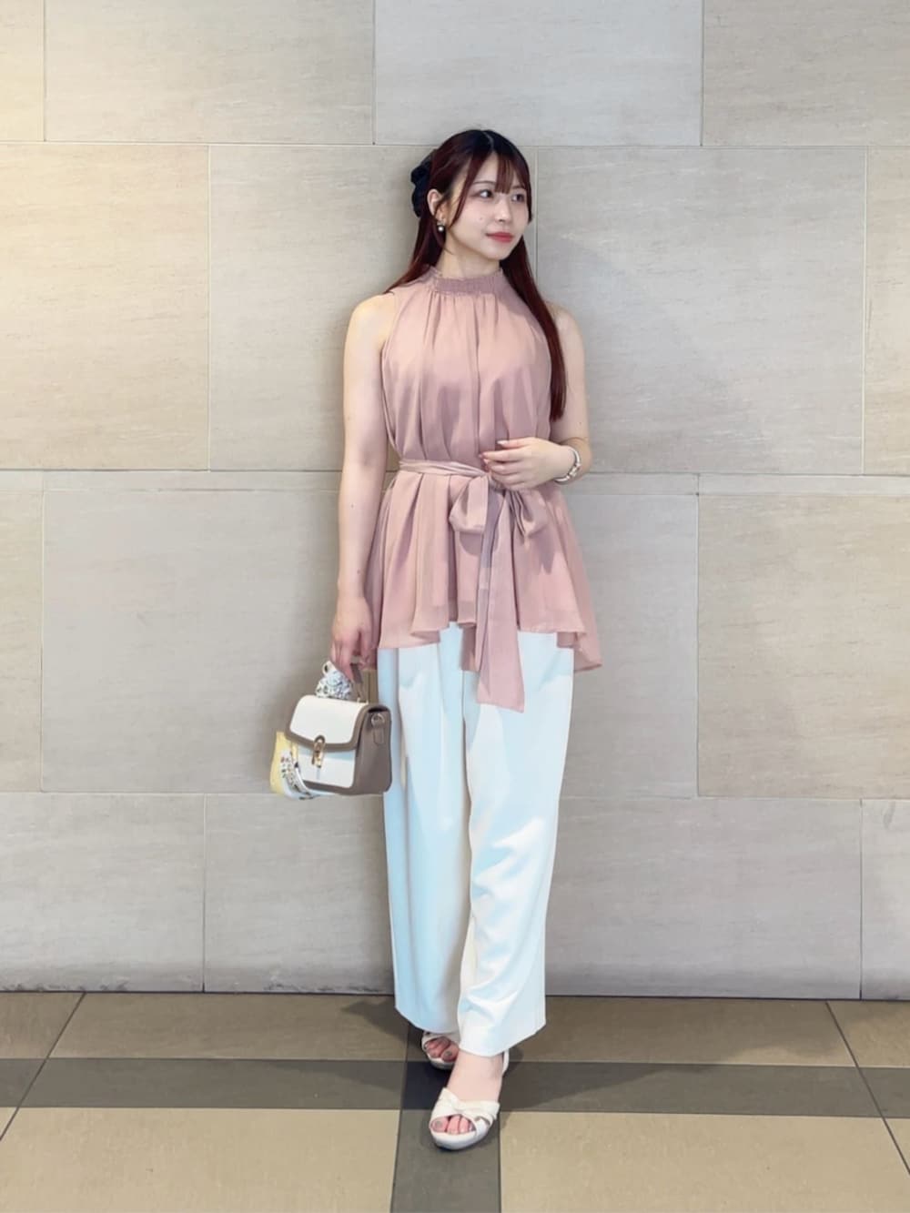グレー系のショルダーバッグ、ピンク系のシャツ/ブラウス、ホワイト系のその他パンツを着用したレディースの夏コーディネートの3枚目の写真