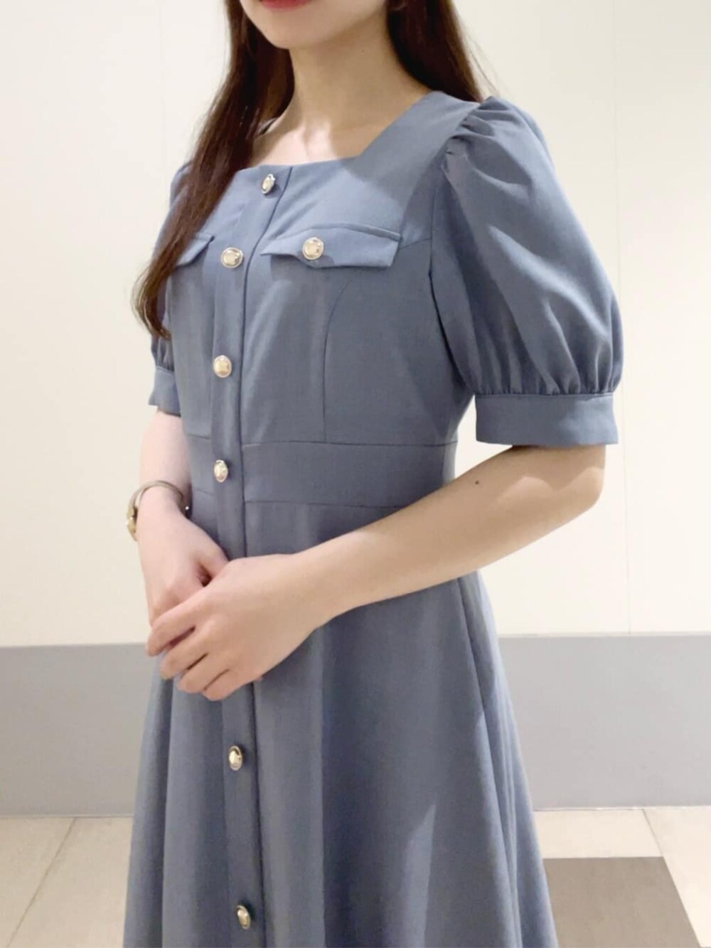 ブルー系のワンピース、ホワイト系のショルダーバッグを着用したレディースの夏コーディネートの3枚目の写真