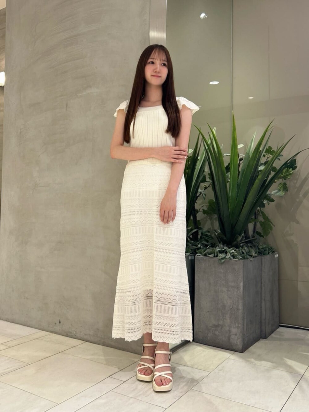 ホワイト系のワンピースを着用したレディースの夏コーディネートの3枚目の写真