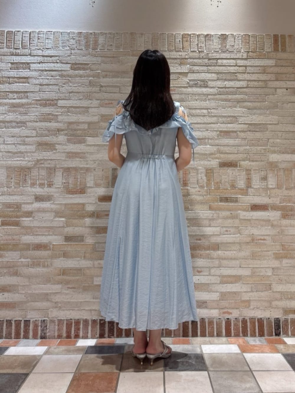 グレー系のショルダーバッグ、シルバー系のパンプス、ブルー系のワンピースを着用したレディースの夏コーディネートの3枚目の写真